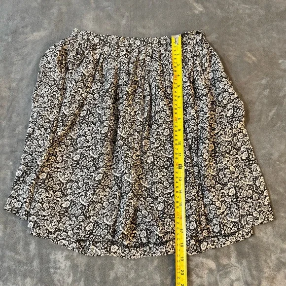 Club Monaco Black and White Floral Mini Skirt

#1270 - Picture 3 of 5